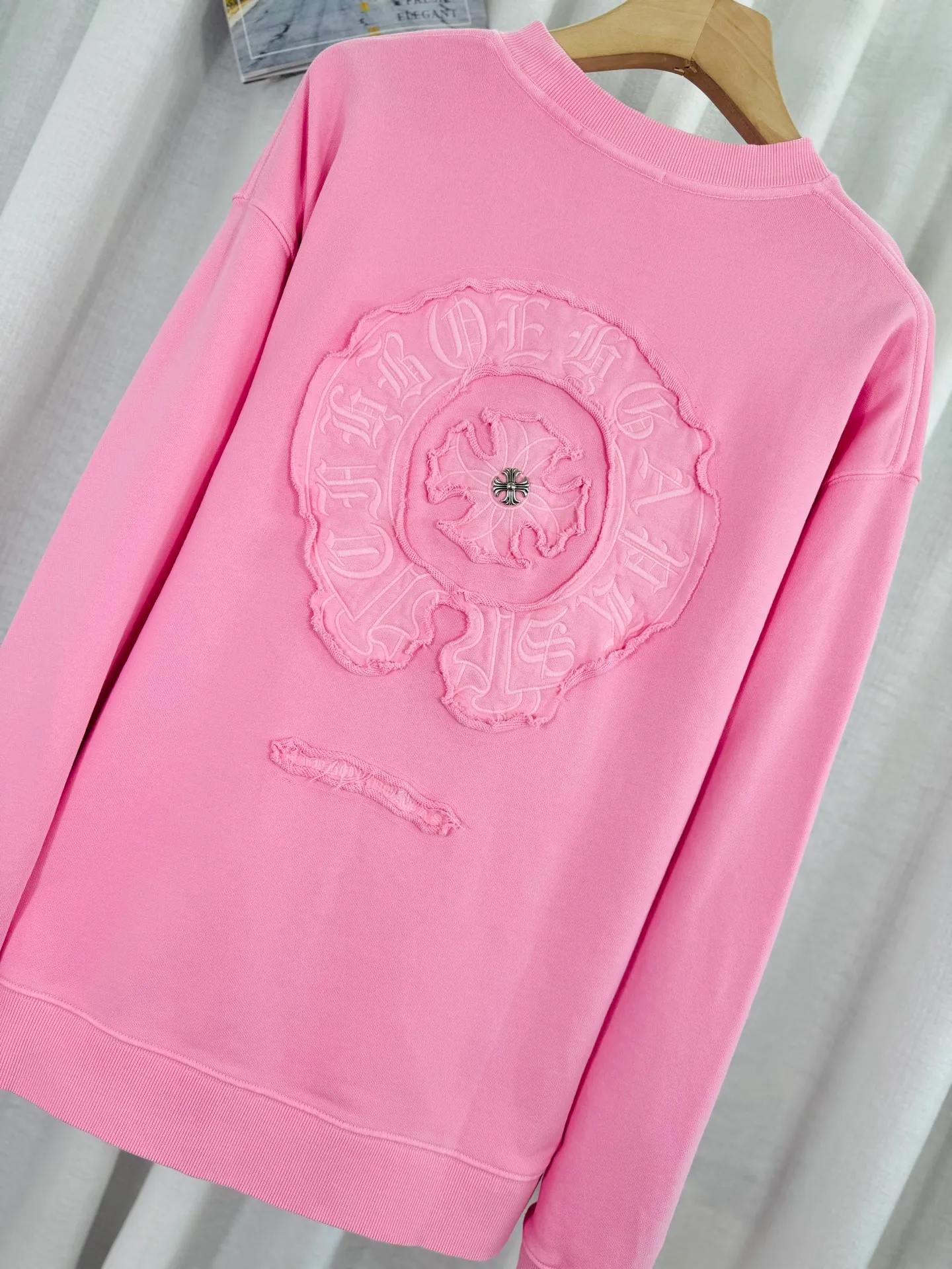 P280 top version, real shot without P, ​​different from market currency) 𝗖𝗵𝗿𝗼𝗺𝗲 𝗛𝗲𝗮𝗿𝘁𝘀/Cro Heart 2025 washed patch embroidery autumn and winter new original single counter American laser burnt 3D three-dimensional color embroidery couple casual sweatshirt 👑The highest version! Customized fabric 430g tripe terry fabric! American acid-washed and distressed original fabric laser burnt ✟appliqué embroidery and exquisite embroidery of letters! The best-selling model in the counter, very comfortable to wear. Accessories: original molded and authenticated collar label➕100% silk wash label. Genuine purchase-grade original hangtag➕matching hanging rope➕3D hanging beads➕original packaging bag. Craftsmanship: The original version has consistent wiring! The highest version of the armhole matching technique! Color: Pink Black Green Size: S M L XL Style Number: 25-377